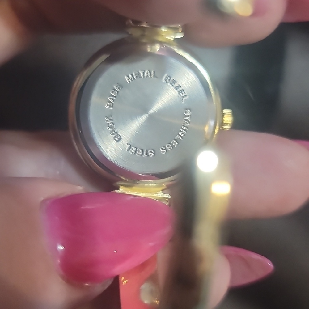 Vintage holiday gold tone cuff watch w red face white snowflake winter xmas - Picture 4 of 5